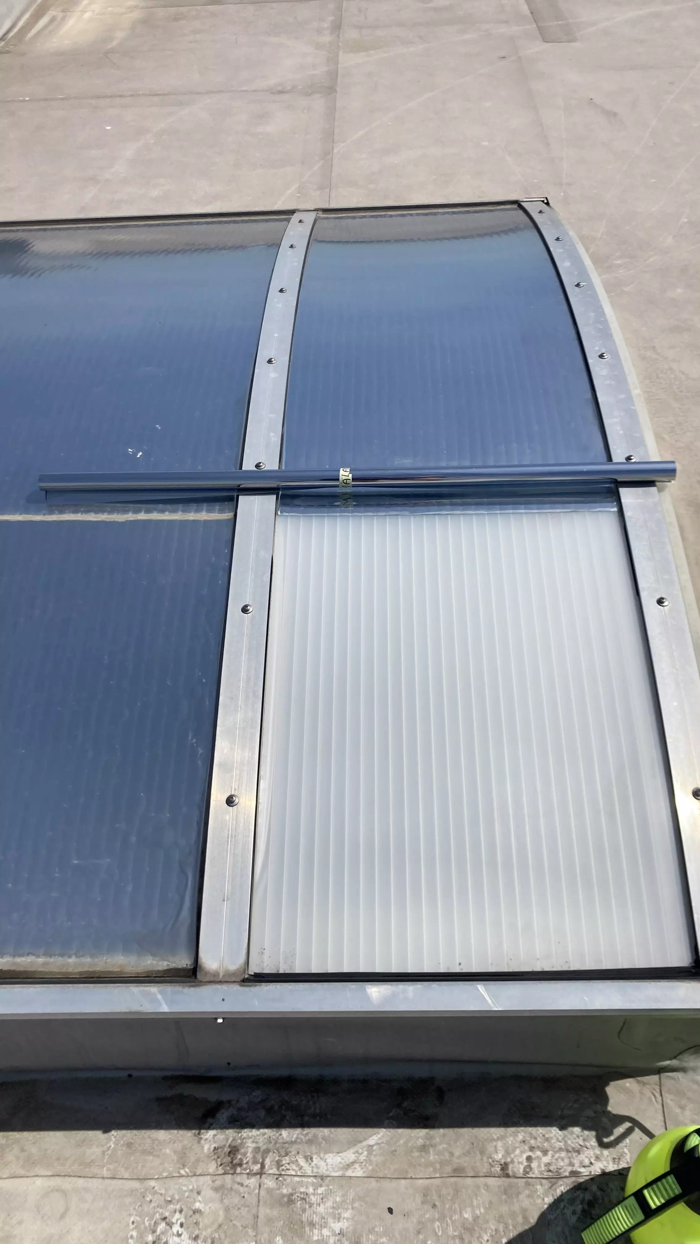 Fólie Master 80XC – externí protisluneční zrcadlová fólie na světlíky a plexi